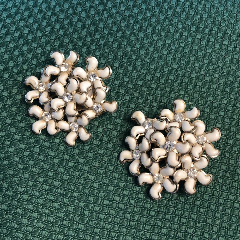 Beautiful vintage white flower earrings